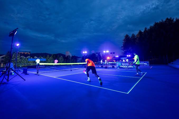 pickleball v&agrave;o buổi tối
